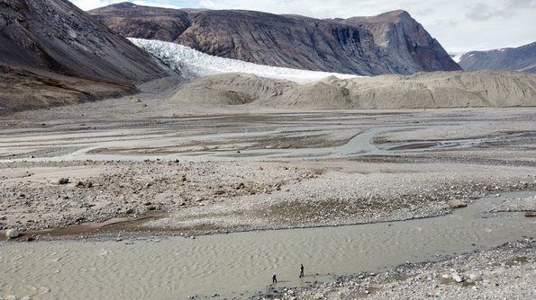 Isolde Puts and Henry Henson sampling Tyroler River with the Greenland Ice Sheet visable behind (photo: Christian Sølbeck ©)