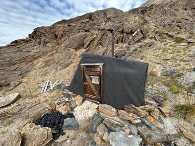 Small hut near Tyroler River (photo: Henry Henson ©)