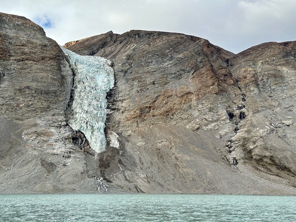 Tongue of the ice sheet that has retreated from the water’s edge (photo: Henry Henson ©)