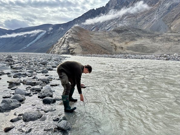 Henry Henson measuring temperature in Tyroler River (photo: Isolde Puts ©)