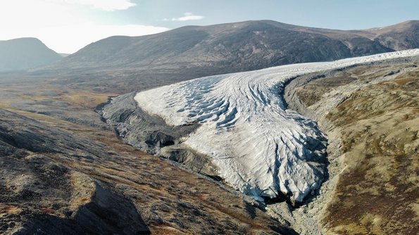 Tongue of Greenland Ice sheet coming down the valley (Photo: Henry Henson) ©